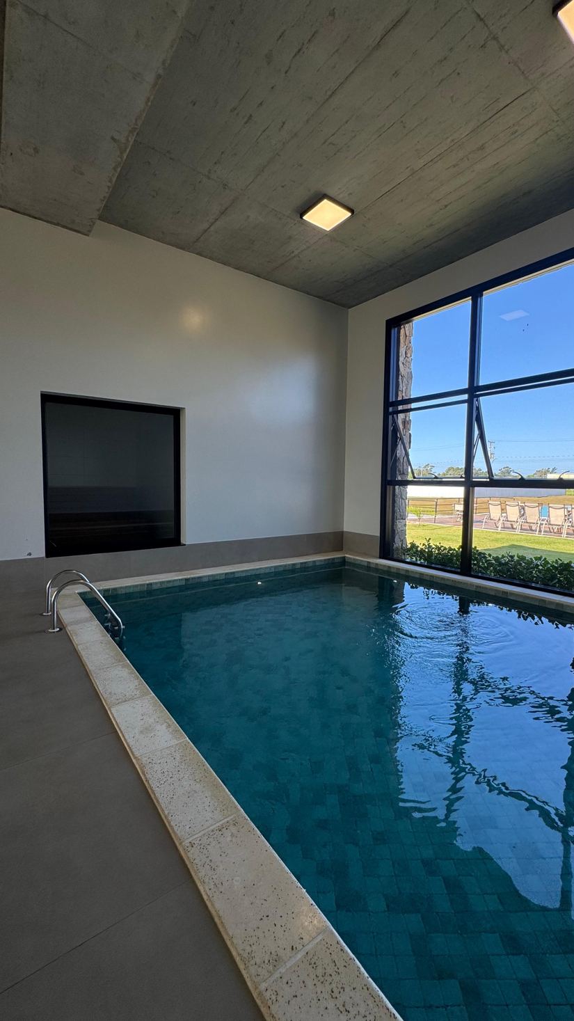 Piscina aquecida coberta com janelas amplas