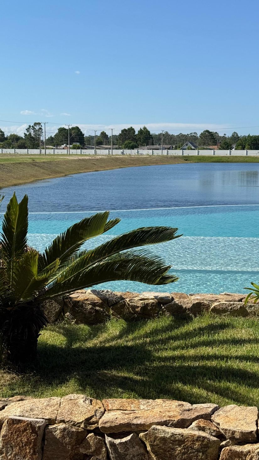 Lago com prainha e jardim
